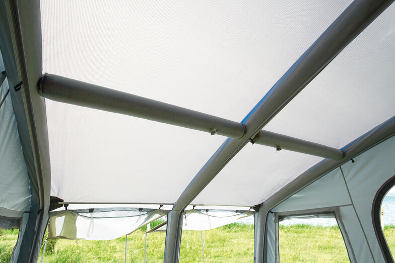 Les coussins d’écartement tendent le toit du Space Air HQ et assurent la stabilité.