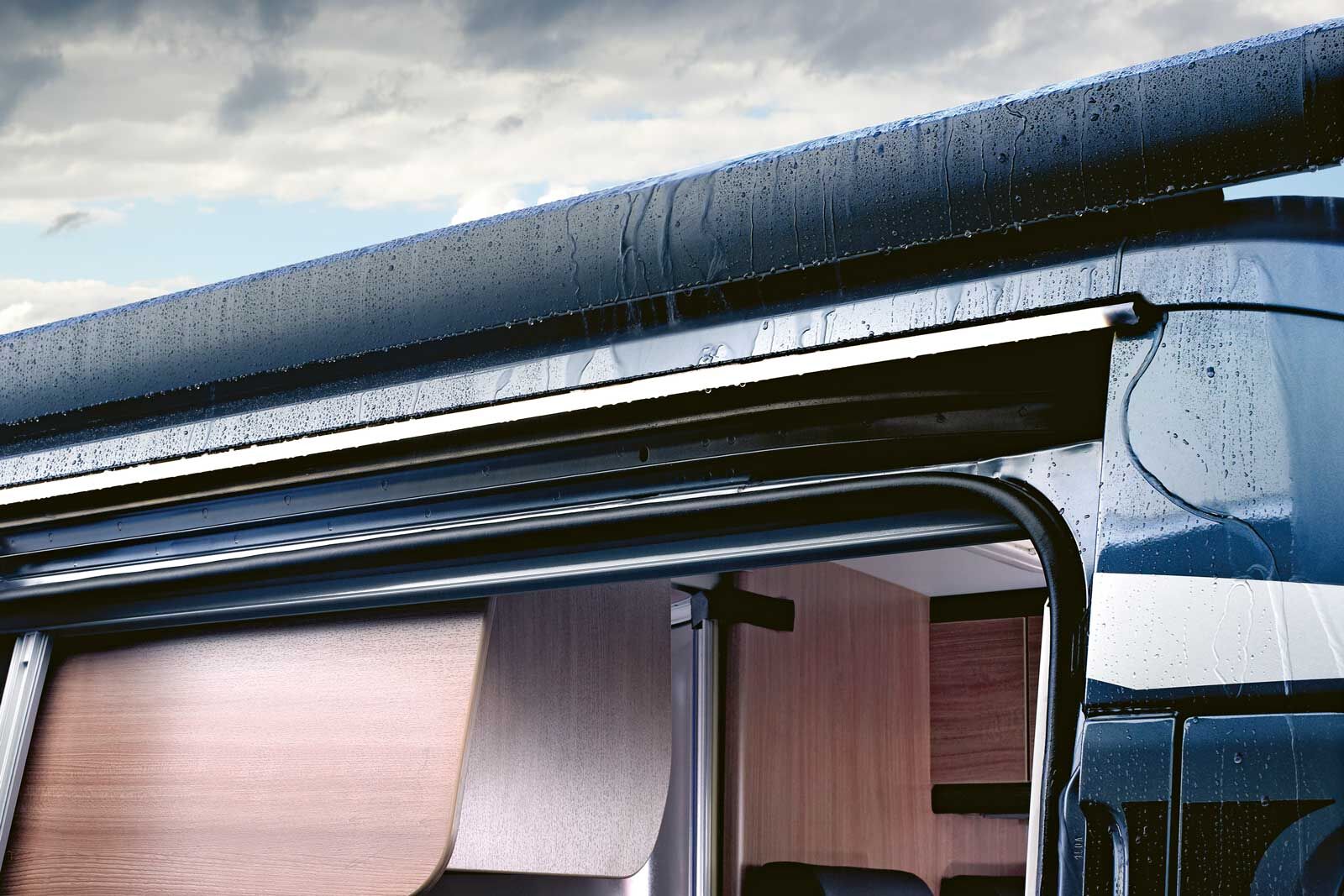 Le Dometic RainTec RT 200 empêche l'eau de pluie de pénétrer lorsque la porte est ouverte.