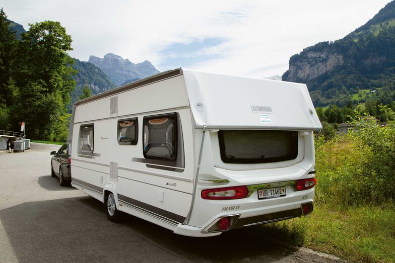 Pendant le trajet, les parties saillantes de la toiture de protection sont haubanées.