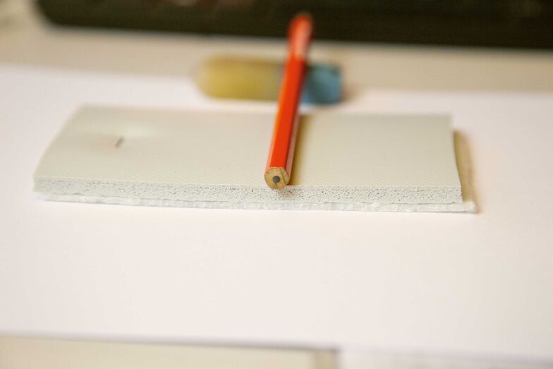 Le fin non-tissé se trouve sous la couche de mousse protectrice.