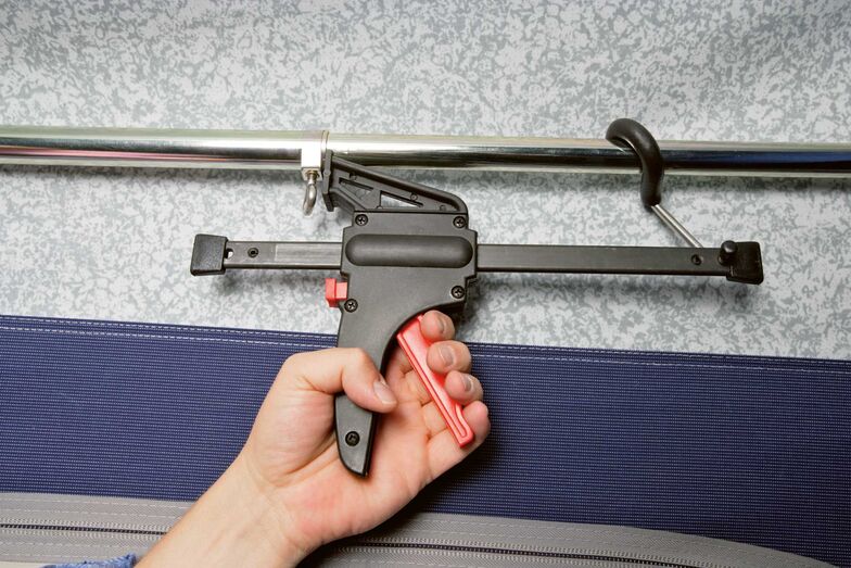 Pratique pour monter l’auvent : le tendeur d’armatures.