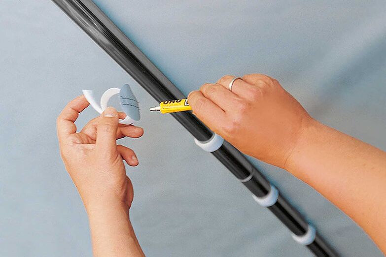 Les fixations toile/mât réduisent le flottement de la toile par vent fort et augmentent la stabilité de l’ensemble.