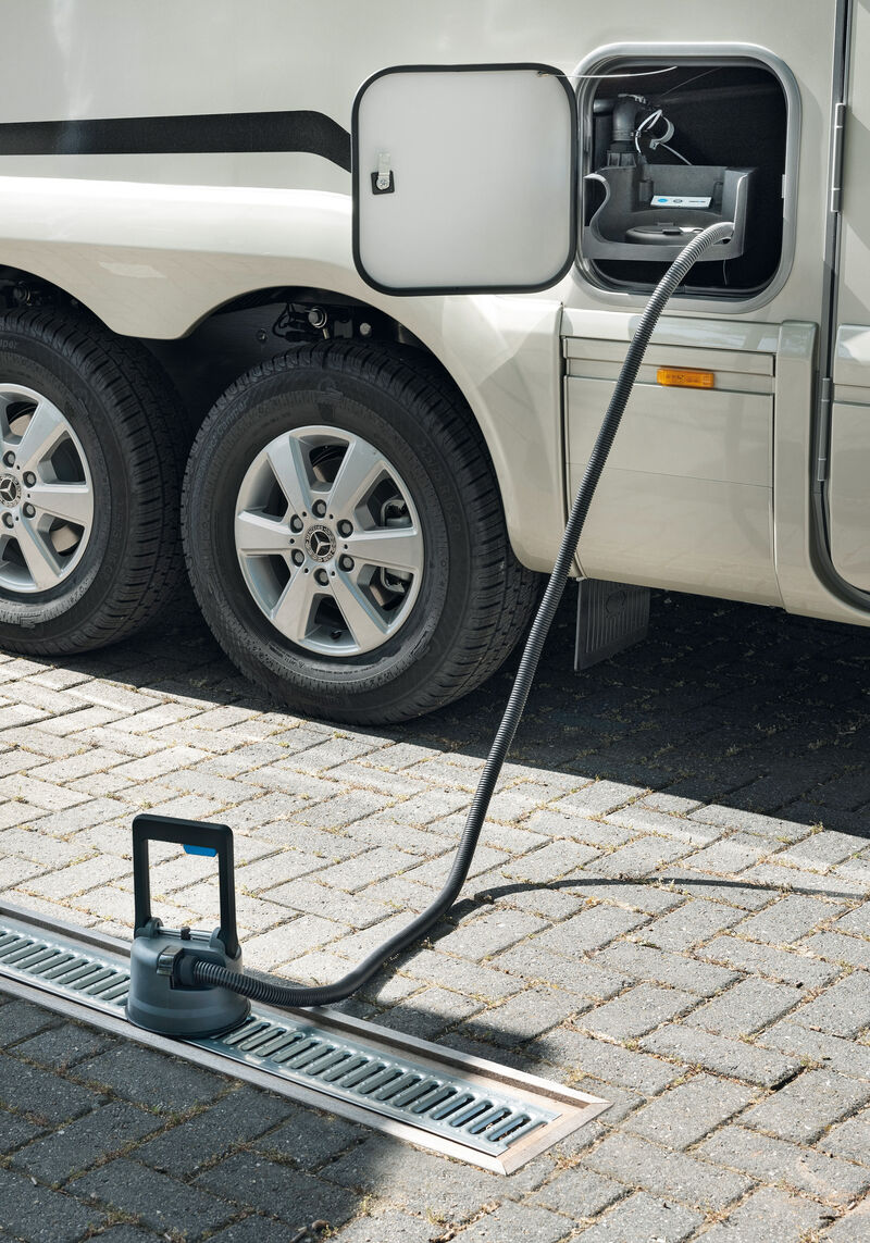 L’orifice d’évacuation du réservoir est équipé d’un long tuyau dont l’embout avec poignée est placé sur la grille du point d’évacuation.